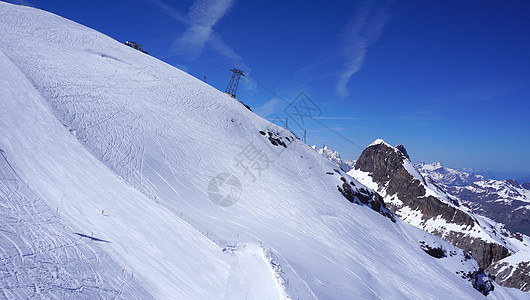 雪山尖峰和有线汽车的角视角图片