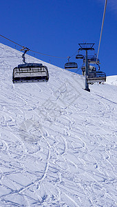 雪山的空滑雪电缆车 垂直图片