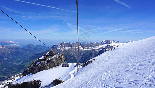 雪山的风景和有线汽车图片