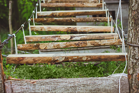 绿林公园中的木质楼梯植物绳索小路旅行途径运动叶子活动人行道金属图片