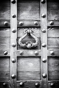 中世纪门户的古老门敲门器门把手拉丝入口建筑学青铜古董门户网站金属木头城堡图片