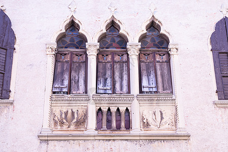 维罗纳中世纪宫殿外墙上的旧窗户古董地标建筑纪念碑石头旅游历史性历史城堡拱架图片