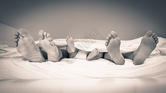 家庭脚足赤脚孩子卧室男人团体乐趣毯子幸福婴儿女性图片