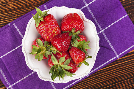 草莓食物红色水平水果紫色乡村天线棕色桌子图片