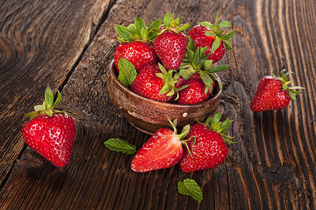 开菜草莓乡村水果水平棕色桌子红色食物图片