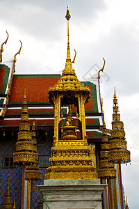 Bangkok雨寺荒原上的泰国阿西亚阴影马赛克宗教旅游木头旅行窗户雕塑金子天空图片