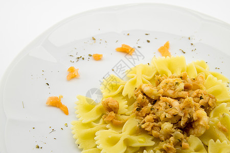 意大利意大利意面 叫蝴蝶 虾鲑鱼和食物午餐草本植物美食贝类烹饪饮食鱿鱼营养蔬菜图片