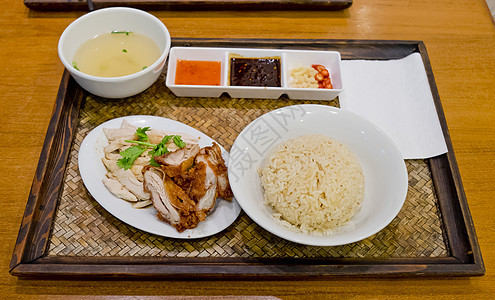 海山鸡大米     混合焦土鸡和烤鸡香菜午餐美食食物盘子烹饪饮食健康文化图片