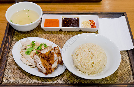 海山鸡大米     混合焦土鸡和烤鸡文化盘子午餐美食健康饮食食物烹饪香菜图片