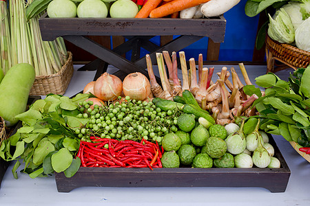 一种泰国菜 泰式厨房风格的泰国菜土豆韭葱香菜秋葵芹菜长豆薄荷茄子花园沙拉图片