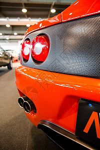 橙色运动车的排气管和尾灯图片