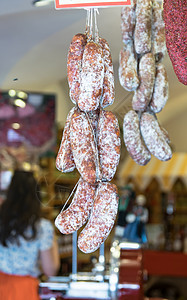 香肠挂在屠夫身上成熟烹饪细绳食物管子店铺市场熟食商业牛肉美食图片