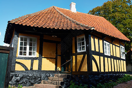 传统老旧的丹麦住房房子天空黄色结构建筑复兴小屋村庄旅行鹅卵石图片