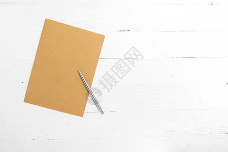 带笔的棕色纸床单邮件办公室墨水商业空白信封羊皮纸白色笔记图片