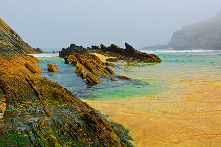 晨雾海景岩石波浪植物海洋海滩蓝色季节运动悬崖图片