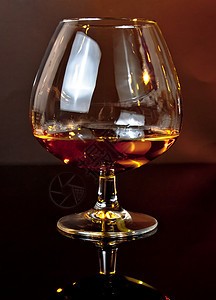 以优雅的典型白兰地玻璃杯中的白兰地高脚杯饮料反射玻璃麦芽庆典金子气氛岩石立方体图片