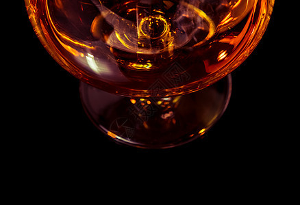 以优雅的典型白兰地杯子 在黑色背景上的白兰地酒吧庆典玻璃食物餐厅液体反射琥珀色奢华立方体图片