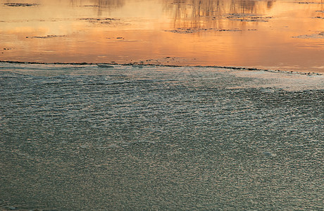 波兰 在黎明时冻结的河流图片
