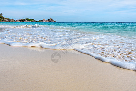 泰国西米兰国家公园的海滩和海浪泡沫海景旅行风景蓝色旅游热带天空海洋支撑图片