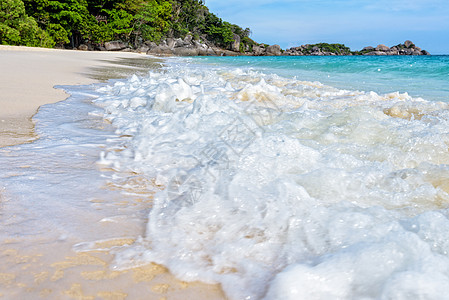 泰国西米兰国家公园的海滩和海浪海景蓝色海洋泡沫旅行冲浪支撑天空假期风景图片