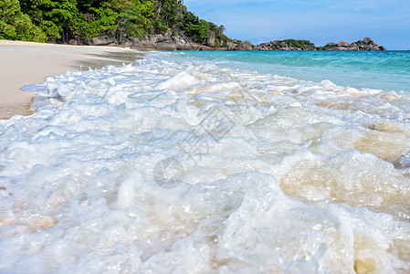 大力泼水和泡沫泰国西米兰国家公园的海滩和海浪泡沫假期天空风景冲浪景点旅行支撑旅游海洋背景