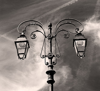 在天空中抽象的欧洲 意大利灯笼和光照的天空邮政金属街道活力安全灯光照明力量蓝色玻璃图片