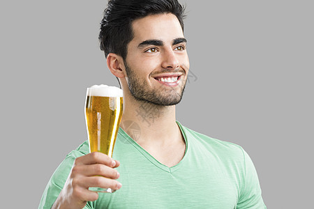 年轻人喝啤酒灰色玻璃微笑草稿绿色幸福酒精啤酒拉丁派对图片