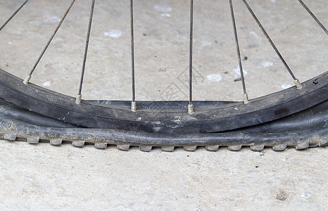 公路上轮胎平板的旧自行车车轮维修泄露黑色齿轮金属空气轮缘背景图片