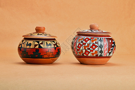 两个油漆的手工制陶瓷锅 在克拉夫纸上盖盖盖制品乡村精神拉丁工匠黏土牛皮纸古董艺术陶器图片