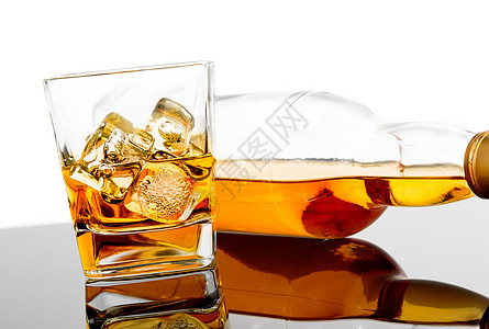 玻璃威士忌 在黑桌上的瓶子旁边 反光饮料柜台餐厅反射酒保乡村生活液体酒精桌子图片