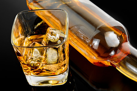 上方玻璃威士忌的风景 在黑桌上瓶子旁边 反射柜台立方体桌子饮料餐厅酒保酒精乡村酒吧琥珀色背景图片