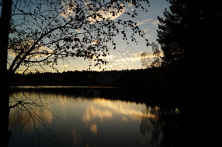 湖面日落三分球天空图片