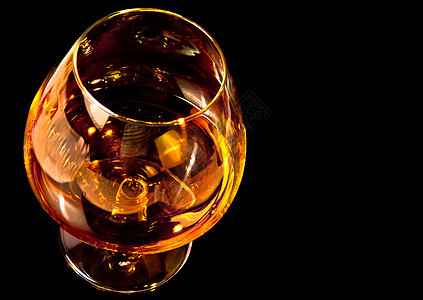 以优雅的典型白兰地玻璃杯中的黑底白兰地葡萄白兰地高脚杯金子酒吧琥珀色餐厅奢华立方体麦芽酒精水晶图片