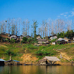 由Songalia河在民村中漂流的房屋图片