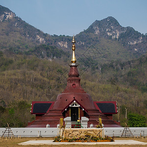 苏南塔瓦拉拉姆寺的红褐塔森林旅行冥想宗教信仰佛塔寺庙公园图片