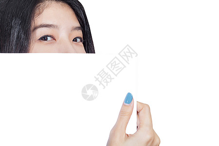 女商务人士在嘴唇前拿着白卡 并附上副本身份工作室折扣海报黑发女孩卡片女性商业女士图片