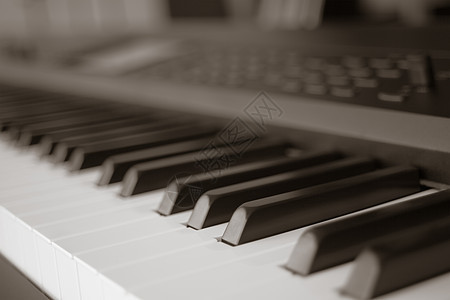 钢琴键盘合成器特写前端键的抽象模糊图片