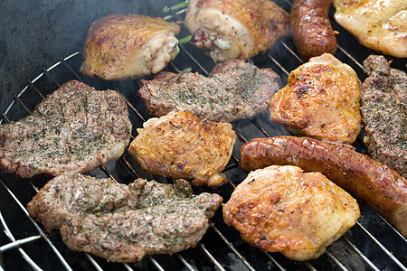 在烤架上用美味的烤肉烧烤食谱腰肉野餐食物用餐烹饪花园猪肉火焰小鸡图片