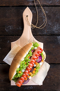 上面的热狗包子午餐黄瓜香肠早餐餐厅面包文化蔬菜营养图片