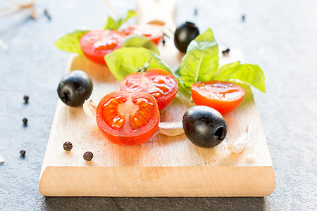 樱桃番茄和黑橄榄饮食烹饪收成植物餐巾蔬菜木板食物味道营养图片