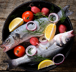 海鲜批发鱼鱼时间鲈鱼平底锅胡椒美食桌子木板静物蔬菜低音海鲜背景