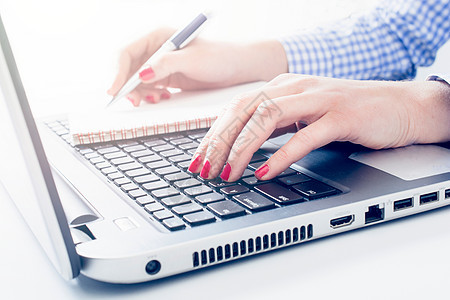 在键盘上打字技术职场商业互联网电脑文员秘书网络桌面笔记本图片