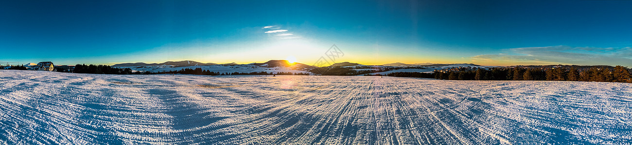 冬季山地景观全景晴天滑雪冰川蓝色岩石日落高度远景风景紫色图片