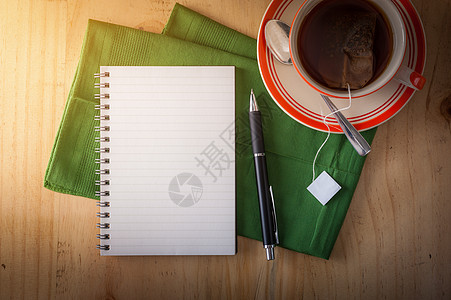 木制桌上用笔作笔记杂志咖啡记事本记录备忘录场景软垫文档会议咖啡店图片