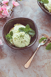 Matcha 冰淇淋奶油饮食圣代乡村树叶杯子盘子产品奶制品美食图片