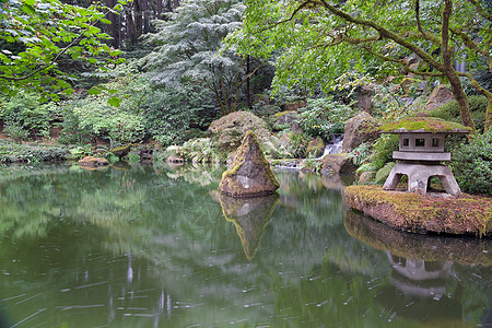 在池塘旁的日本石灯笼图片