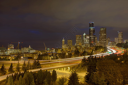 西雅图天线与夜间高速公路交通图片