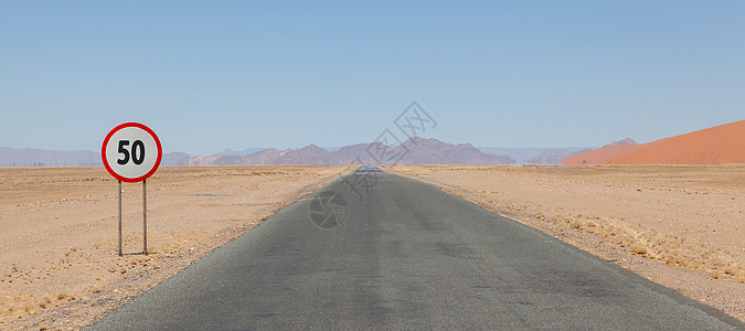 纳米比亚一条沙漠公路上限速标志平原国家极限红色衬套警告山脉柏油沥青手表图片
