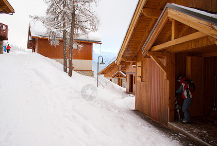 滑雪度假胜地景观滑雪者青少年滑雪板男人活动运动季节性青年季节蓝色图片