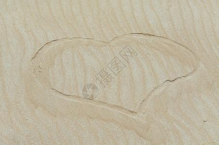 海滩沙子上画出的心图片